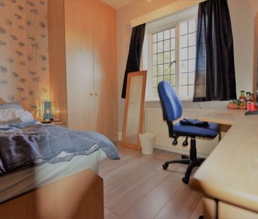 4 bedroom Flat in St Chads Drive, Leeds - Photo 1