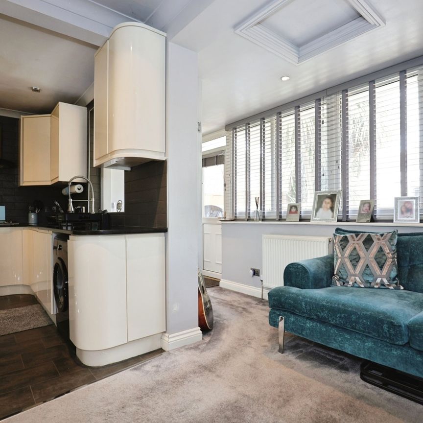 3 Bed Terraced House, The Martyrs Close, CV3 - Photo 1