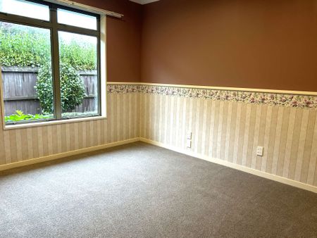Large Executive Home - Photo 2