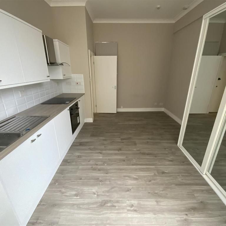 Studio to rent - Photo 1