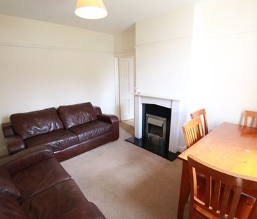 4 Bed Terraced House, Grange Avenue, RG6 - Photo 2