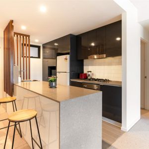 Modern stylish 2 bedrooms 2bathrooms apartment situated in Dutton Park - Photo 2