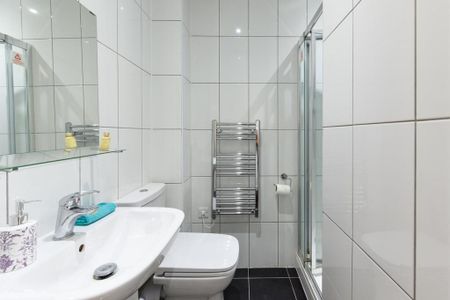 1 bedroom in a flat share to rent - Photo 3