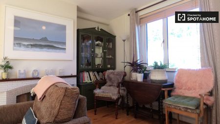 Room for rent in 2-bedroom house in Ballygall, Dublin - Photo 3