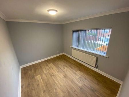 3 bedroom end of terrace house to rent - Photo 2