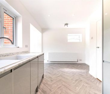 3 bedroom end of terrace house to rent - Photo 2