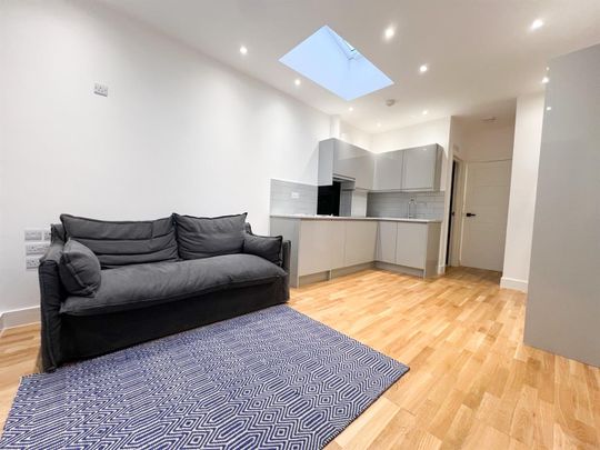 London Road, Croydon - Photo 1