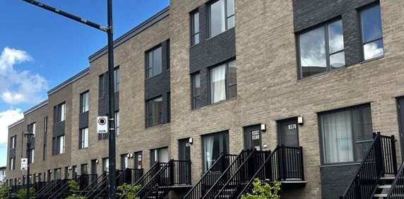 CONDO 3 1-2 + GRAND BALCON+STATIONNEMENT - Photo 2