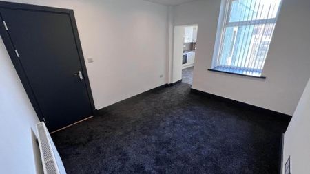 4 bedroom flat to rent - Photo 4