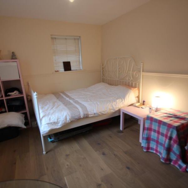 Chapel Avenue, Addlestone, Surrey, KT15 - Photo 1
