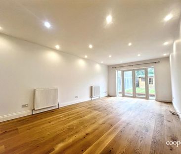 5 bedroom chalet bungalow - detached - Photo 2