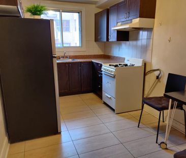 3 ½ SPACIEUX & BIEN ENTRETENU - Photo 2