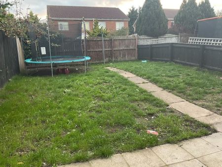 3 bedroom semi-detached house to rent - Photo 5