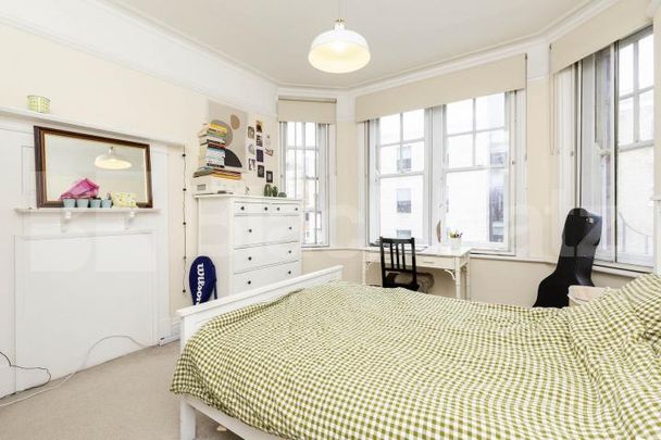 Three double bedrooms, two bathrooms, high ceilings and a spacious lounge. - Photo 1