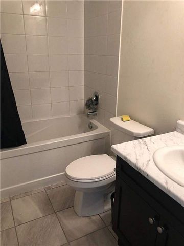 For Lease - 102 Benhurst Crescent, Brampton, Ontario - Photo 5