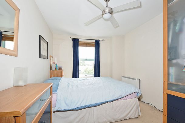 Battersea Park Road, London, SW11 - Photo 1