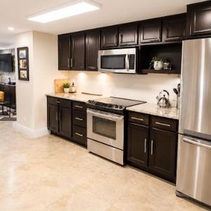 Logement meublé 2 chambres à Laval | Disponible immédiatement - Photo 2