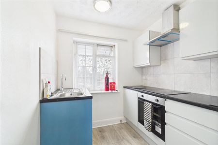 1 bedroom in a house share to rent - Photo 2