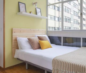 Rooms for rent in 7-bedroom apartment in Cuatro Caminos - Photo 3