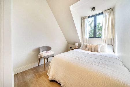 2 bedroom FlatApartment to rent in Creswick Road, London - Photo 4
