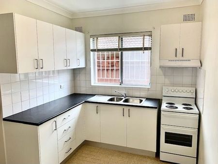 Spacious Two Bedroom Apartment In Quiet Street - Photo 4