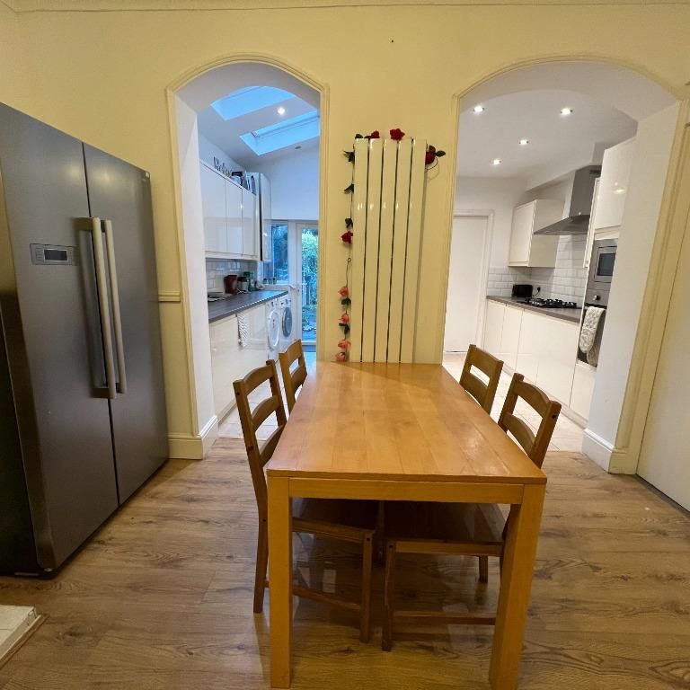 1 bedroom in a house share to rent - Photo 1