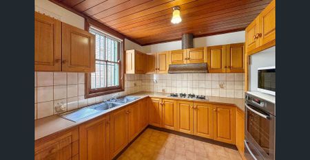 Charming Three-Bedroom Terrace with Parking and Courtyard - Photo 2