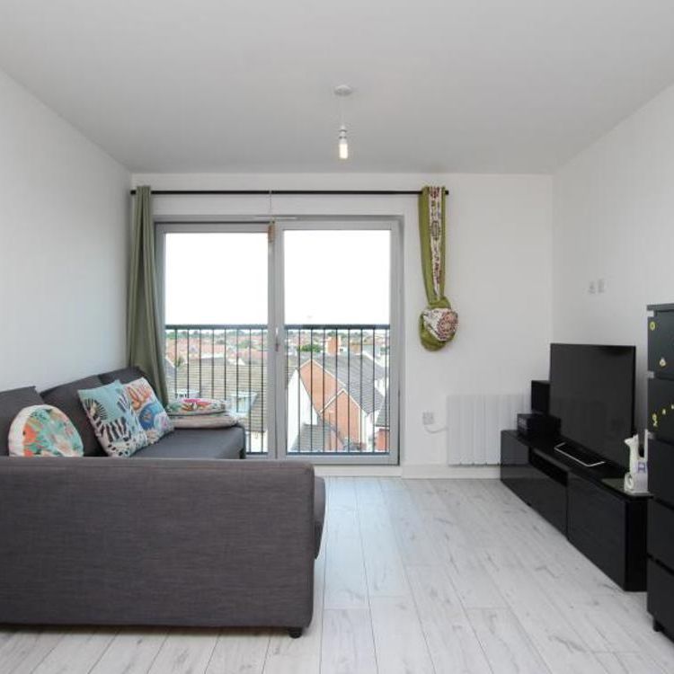 A second floor apartment in "The Square" offered on a furnished basis. Available in April, in an ideal location, close to local employers and shops. - Photo 1