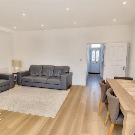 1 bedroom in a house share to rent - Photo 4