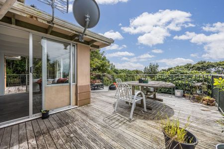 Sun-Soaked Sanctuary in the Trees - 453 Scenic Drive, Waiatarua - Photo 2