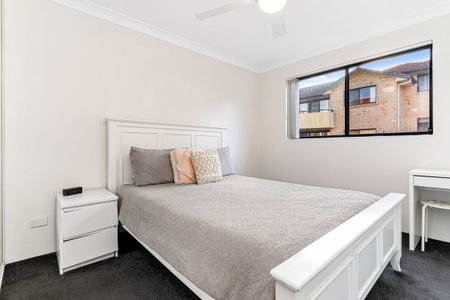 Stylish and Convenient: Modern 2-Bedroom Unit in Engadine - Photo 3
