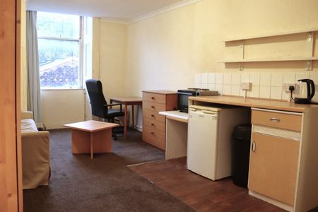 1 Bed Flat - Photo 3