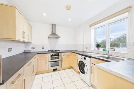 2 bedroom Flat in Green Lane, Windsor - Photo 2