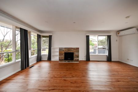 Stylish Family Home in the Heart of Glen Waverley School Zone - Photo 3