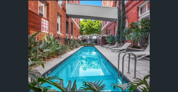 FURNISHED LARGE, STYLISH, CORNER WOOLSTORE APARTMENT - Photo 1