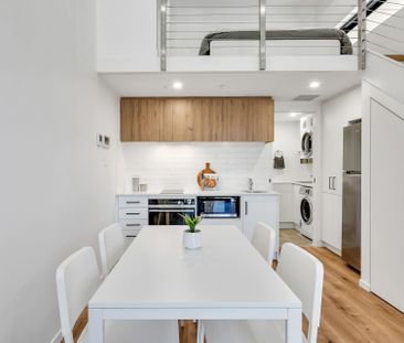 Loft Style Apartment - Fully Furnished! - Photo 2