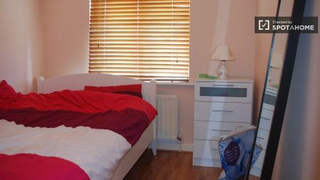 Decorated room in shared apartment in Donaghmede, Dublin - Photo 5