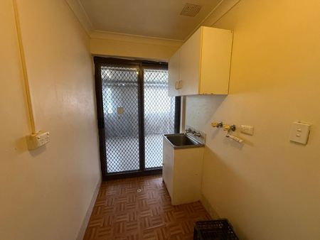Spacious 3-Bed with Games Room! - Photo 4