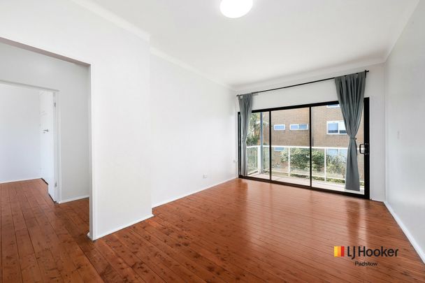 Sunny 2-Bedroom Unit Steps from Shelly Beach - Photo 1