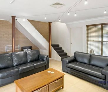 Furnished Three-Bedroom Townhouse in South Dubbo - Photo 4