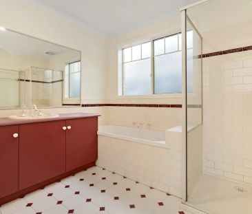 Large family home in a great location - Photo 6