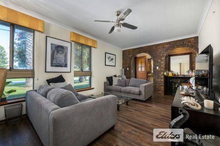 Charming 3-Bedroom Home Just Metres from Safety Bay Beach! - Photo 5