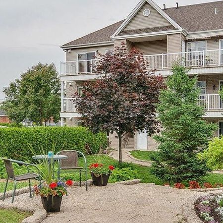MAGNIFIQUE CONDO 4 1/2 À STE-THÉRÈSE DANS UN DÉCOR EXTÉRIEUR TOUT EN VERDURE PRÈS DE TOUS LES SERVICES QU'OFFRE UNE BANLIEUE! - Photo 4