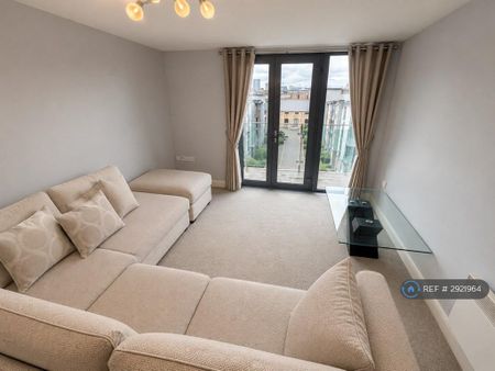 2 bedroom flat to rent - Photo 2