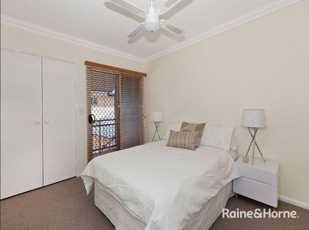 Fully Furnished Townhouse - Perfect for University - Photo 4