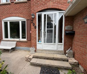 For Lease - 209 Yorkshire Drive, Newmarket, Ontario - Photo 3