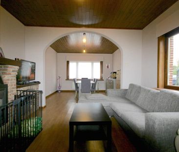 Instapklare, half-open woning met 3 slpk, bijgebouw en oprit voor 9... - Photo 6