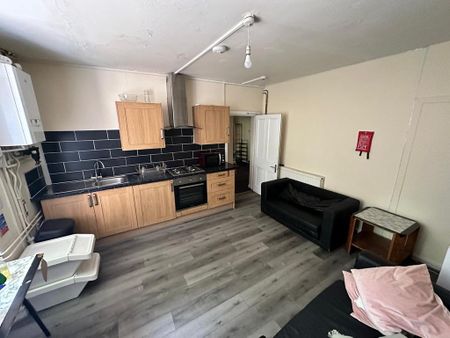 4 bedroom flat to rent - Photo 4