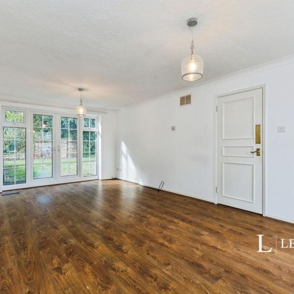 4 bedroom house to rent Mayfield Gardens, Hersham, Walton-on-Thames, KT12 - Photo 1