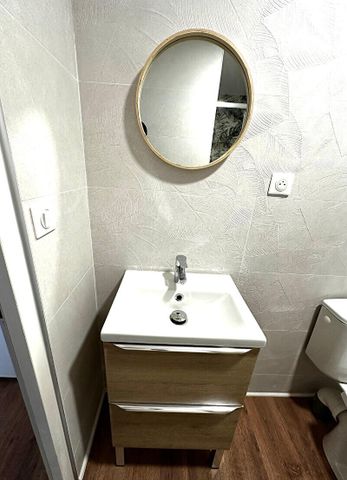 A LOUER TRES BEL APPARTEMENT MEUBLE EN PLEIN CENTRE VILLE DE ST QUENTIN 02100 - Photo 4